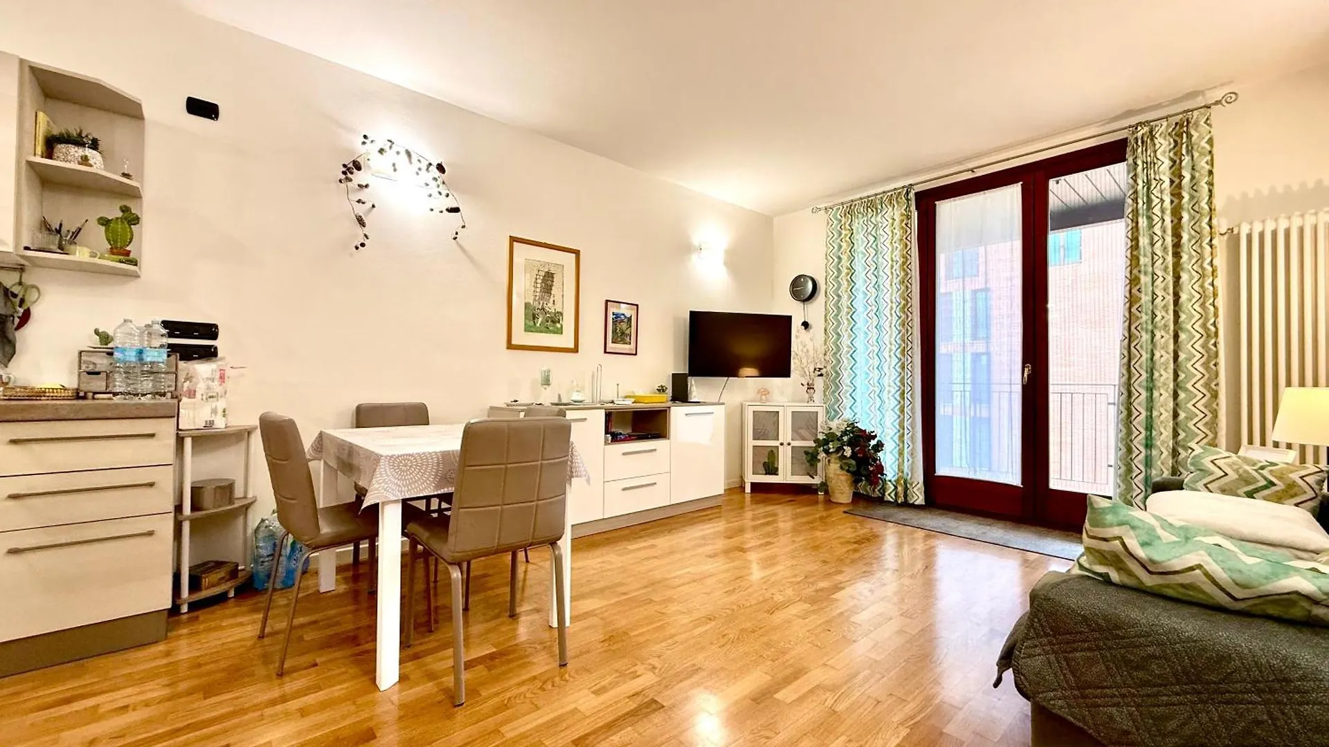 Apartment Near The Old Town And City Center Of Ferrara - Private Parking Spot On The River - Amazing View 0*,  Italië