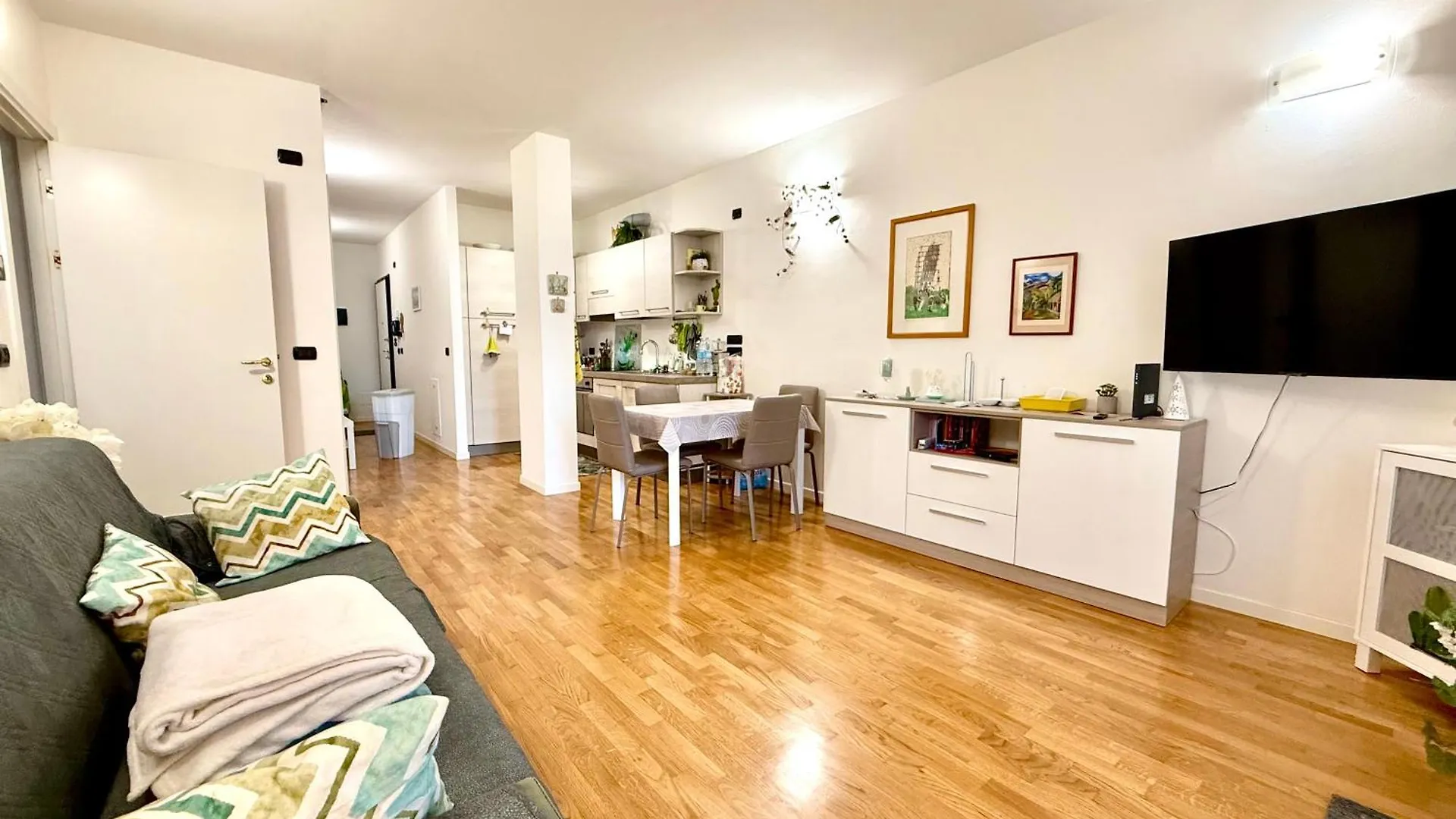 Apartment Near The Old Town And City Center Of Ferrara - Private Parking Spot On The River - Amazing View